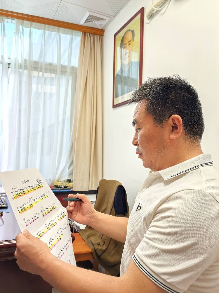 岑军笔下的爱情多重奏：五首新诗发布，奏响从朦胧到永恒的乐章