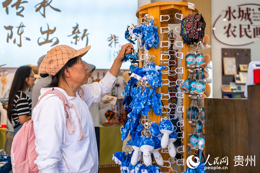 游客在景区内的文创商品店选购纪念品。人民网记者 涂敏摄