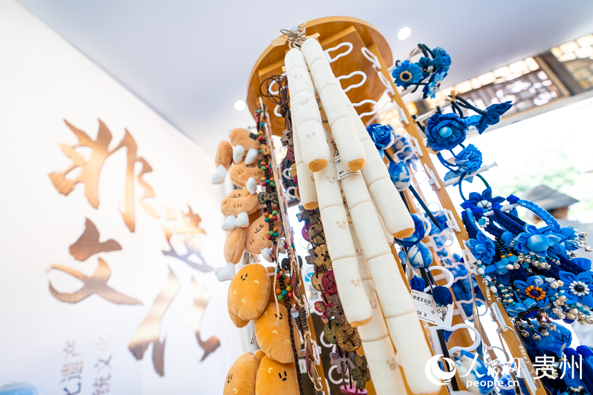 景区内出售的折耳根文创纪念品。人民网记者 涂敏摄